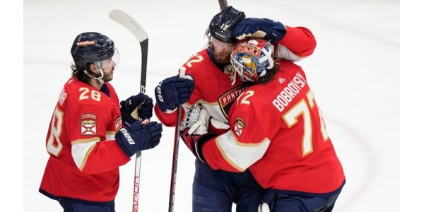 Kamarádství mezi brankáři Florida Panthers Sergejem Bobrovskym a Alexem Lyonem Kamarádství mezi brankáři Florida Panthers Sergejem Bobrovskym a Alexem Lyonem